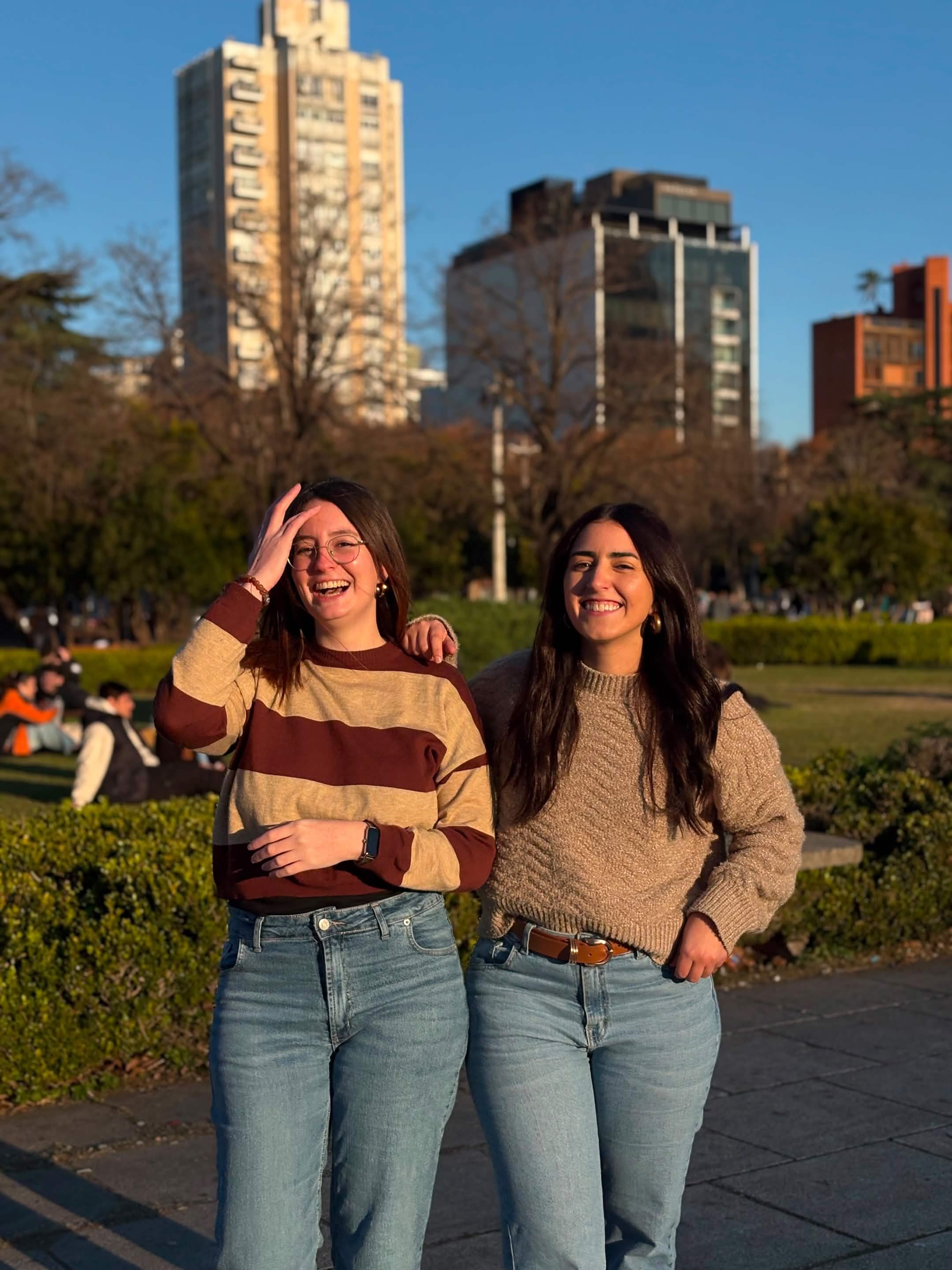 Las dos fundadoras de ClickeAdas en un parque de la ciudad